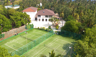 Tennisplatz und Clubhouse in Bandos Maledives